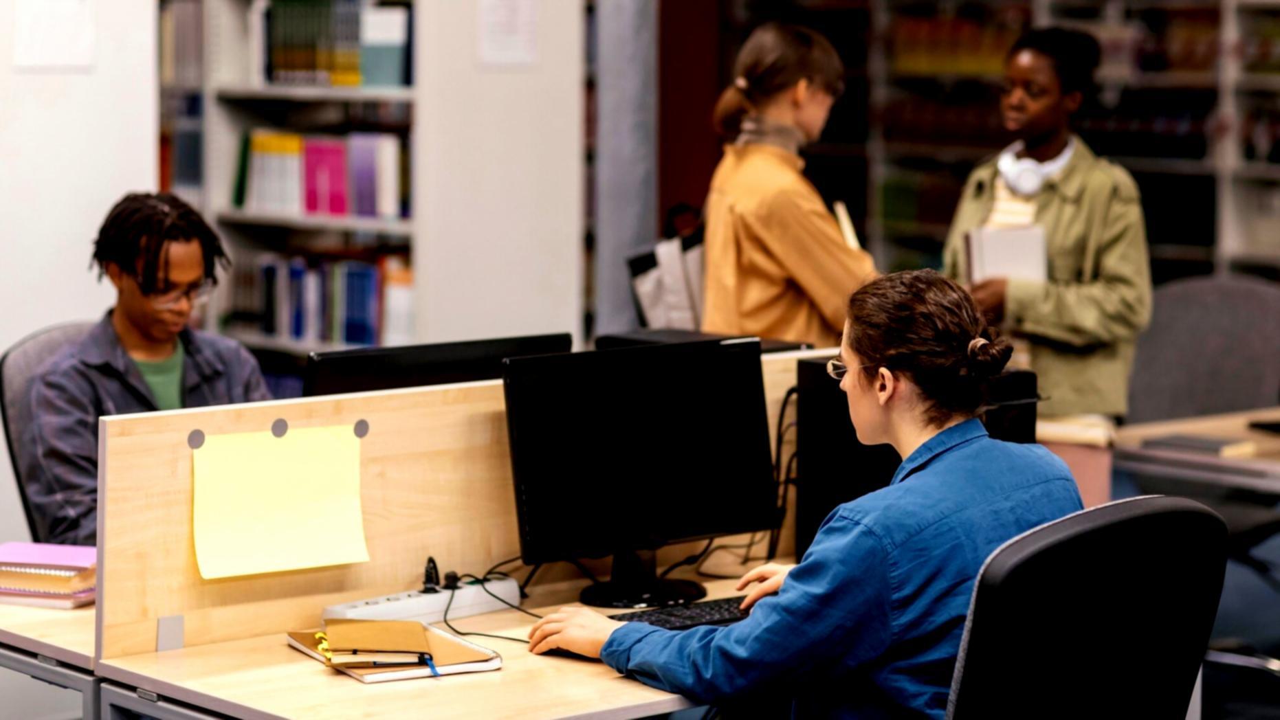 Gemeinsame Arbeit am Laptop mit Finanzberichten